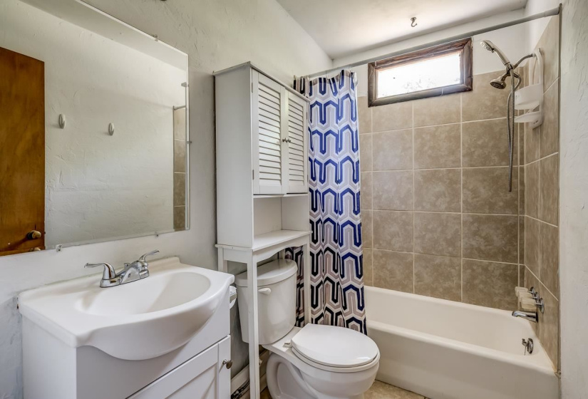 0 , 0 ,1 BathroomBathrooms,Multi-family,Duplex,McFarland,1,132371