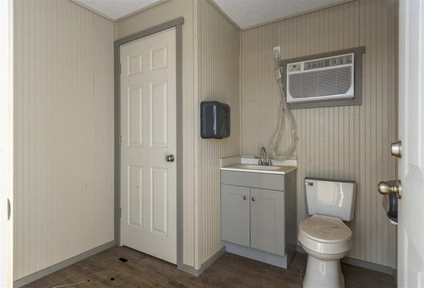 0 , 0 ,50 BathroomsBathrooms,Commercial/industrial,Commercial,80th,1,133166