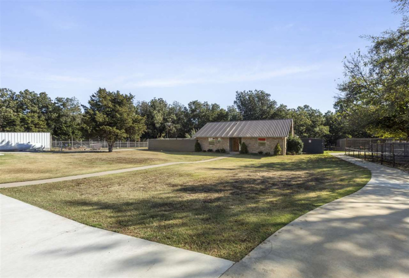 0 , 0 ,50 BathroomsBathrooms,Commercial/industrial,Commercial,80th,1,133166