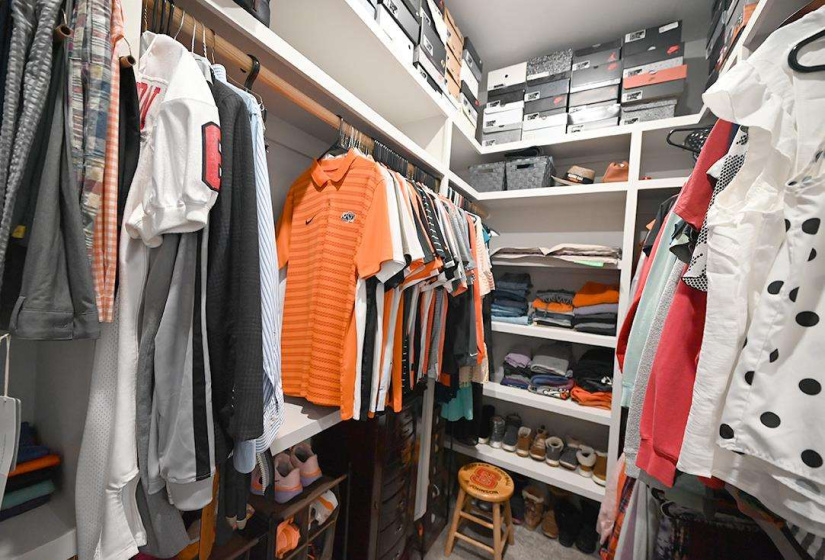 6 Bedrooms Bedrooms, 0 ,3 BathroomsBathrooms,Residential,Single Family,Churchill Downs,2,133175