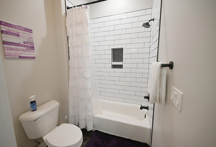 6 Bedrooms Bedrooms, 0 ,3 BathroomsBathrooms,Residential,Single Family,Churchill Downs,2,133175