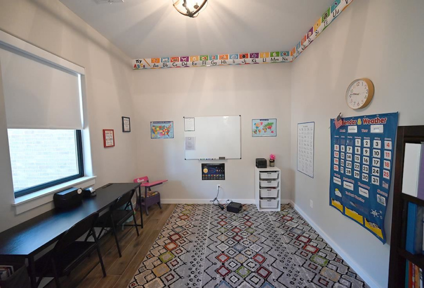 6 Bedrooms Bedrooms, 0 ,3 BathroomsBathrooms,Residential,Single Family,Churchill Downs,2,133175