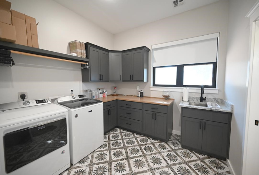 6 Bedrooms Bedrooms, 0 ,3 BathroomsBathrooms,Residential,Single Family,Churchill Downs,2,133175