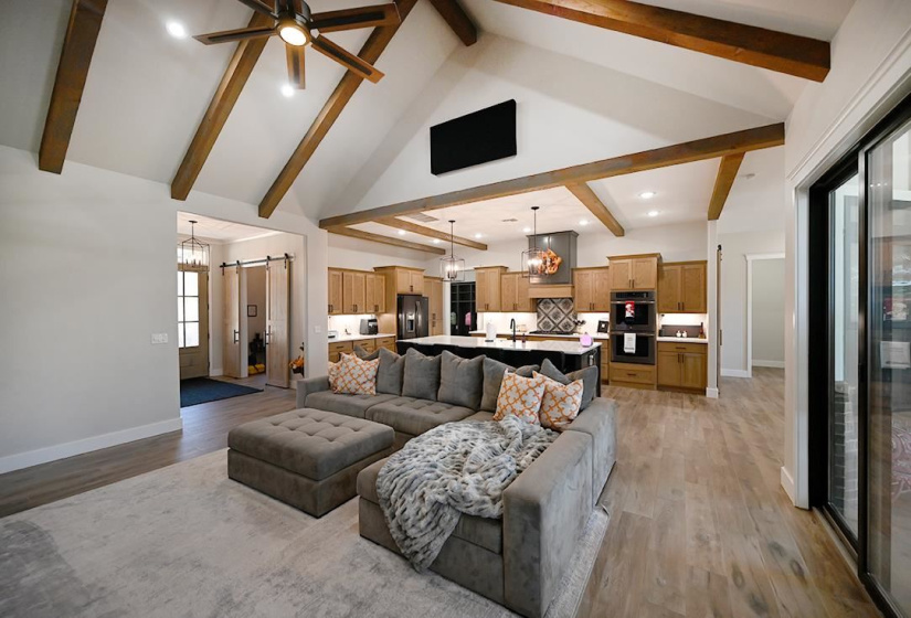 6 Bedrooms Bedrooms, 0 ,3 BathroomsBathrooms,Residential,Single Family,Churchill Downs,2,133175