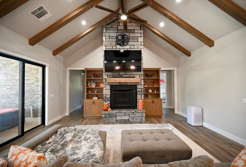 6 Bedrooms Bedrooms, 0 ,3 BathroomsBathrooms,Residential,Single Family,Churchill Downs,2,133175