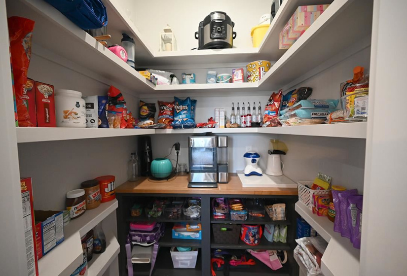 6 Bedrooms Bedrooms, 0 ,3 BathroomsBathrooms,Residential,Single Family,Churchill Downs,2,133175