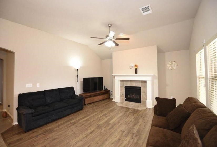 3 Bedrooms Bedrooms, 0 ,2 BathroomsBathrooms,Residential,Single Family,Linford,1,133183