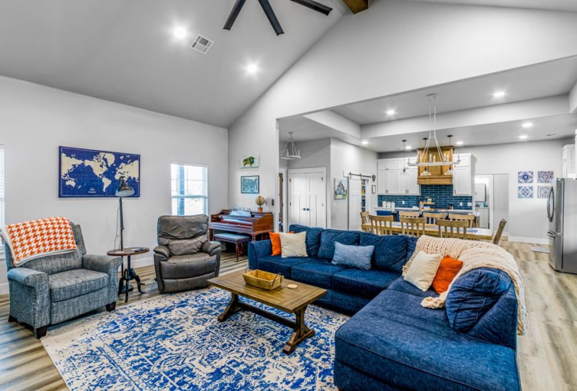 4 Bedrooms Bedrooms, 0 ,2 BathroomsBathrooms,Residential,Single Family,Allyn Ave,1,133195