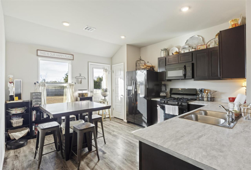 3 Bedrooms Bedrooms, 0 ,2 BathroomsBathrooms,Residential,Single Family,Elm Ridge,1,133208