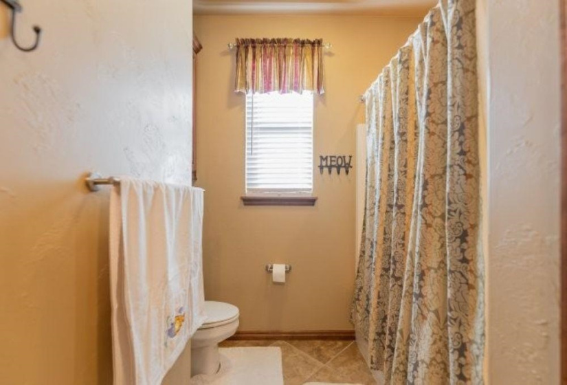 4 Bedrooms Bedrooms, 0 ,3 BathroomsBathrooms,Residential,Single Family,Brooke Hollow,1.5,133229