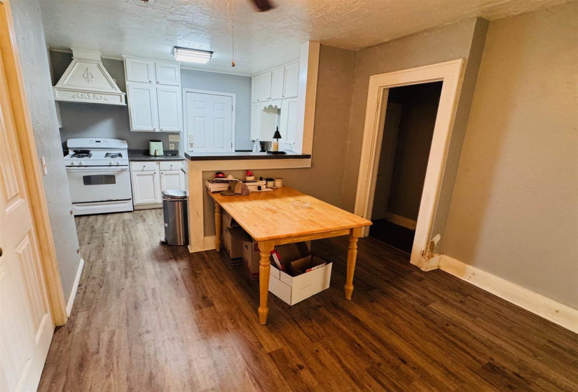 0 , 0 ,3 BathroomsBathrooms,Multi-family,Triplex,West,2,133252