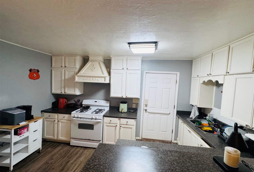 0 , 0 ,3 BathroomsBathrooms,Multi-family,Triplex,West,2,133252