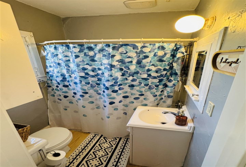 0 , 0 ,3 BathroomsBathrooms,Multi-family,Triplex,West,2,133252