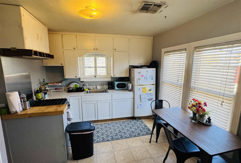 0 , 0 ,3 BathroomsBathrooms,Multi-family,Triplex,West,2,133252