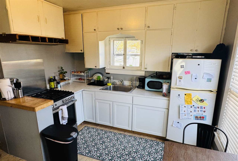 0 , 0 ,3 BathroomsBathrooms,Multi-family,Triplex,West,2,133252