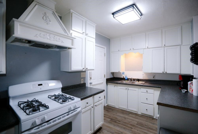 0 , 0 ,3 BathroomsBathrooms,Multi-family,Triplex,West,2,133252