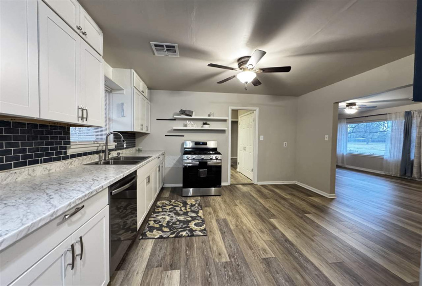 2 Bedrooms Bedrooms, 0 ,1 BathroomBathrooms,Residential,Single Family,Broadway,1,133266