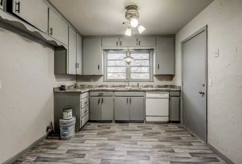 3 Bedrooms Bedrooms, 0 ,1 BathroomBathrooms,Residential,Single Family,Broadway,1,133284