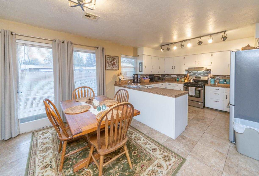 2 Bedrooms Bedrooms, 0 ,1 BathroomBathrooms,Residential,Single Family,3rd,1,133294