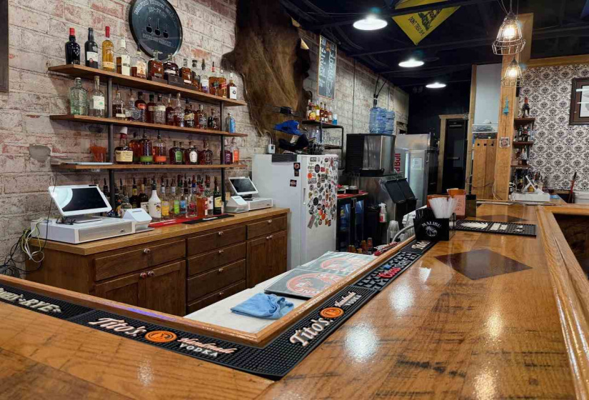 0 , 0 ,21 BathroomsBathrooms,Commercial/industrial,Commercial,5th,1,133296