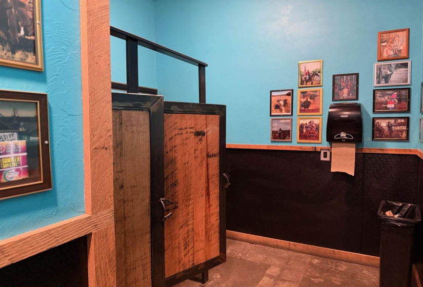 0 , 0 ,21 BathroomsBathrooms,Commercial/industrial,Commercial,5th,1,133296