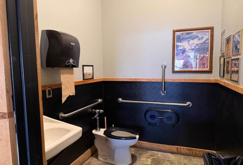 0 , 0 ,21 BathroomsBathrooms,Commercial/industrial,Commercial,5th,1,133296