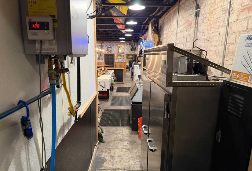 0 , 0 ,21 BathroomsBathrooms,Commercial/industrial,Commercial,5th,1,133296