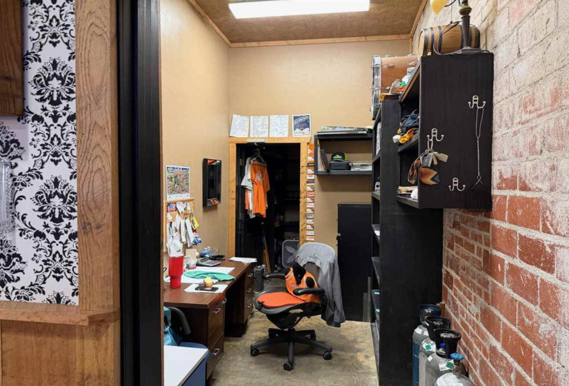 0 , 0 ,21 BathroomsBathrooms,Commercial/industrial,Commercial,5th,1,133296