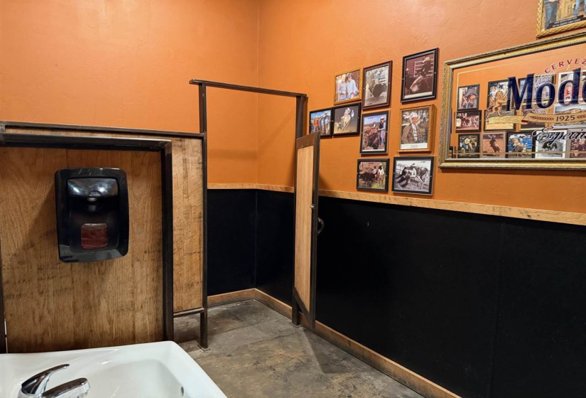 0 , 0 ,21 BathroomsBathrooms,Commercial/industrial,Commercial,5th,1,133296