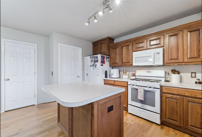 3 Bedrooms Bedrooms, 0 ,2 BathroomsBathrooms,Residential,Single Family,3rd,1,133301