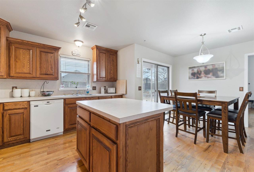 3 Bedrooms Bedrooms, 0 ,2 BathroomsBathrooms,Residential,Single Family,3rd,1,133301