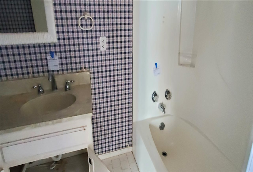 4 Bedrooms Bedrooms, 0 ,3 BathroomsBathrooms,Residential,Single Family,11th,1.5,133314