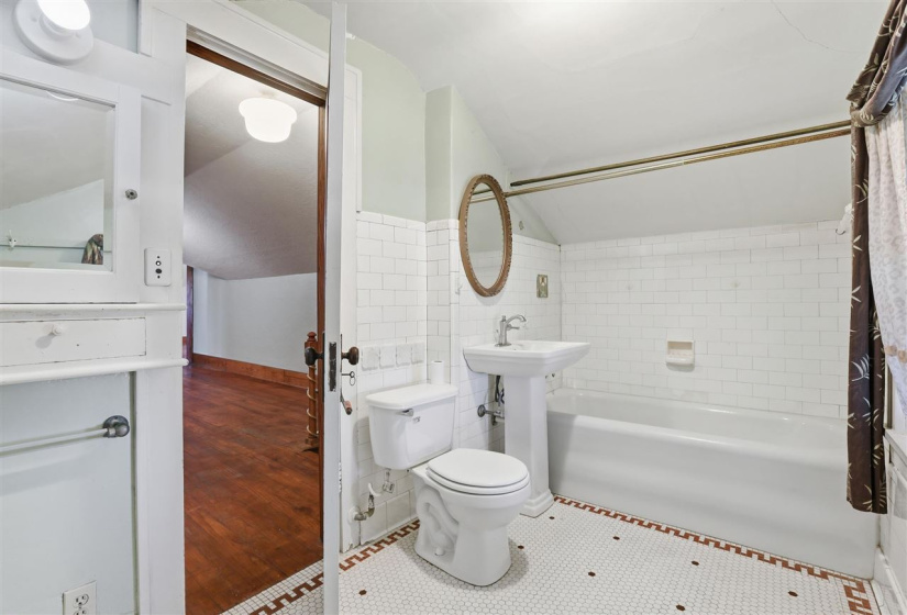 4 Bedrooms Bedrooms, 0 ,2 BathroomsBathrooms,Residential,Single Family,10th,1.5,133316