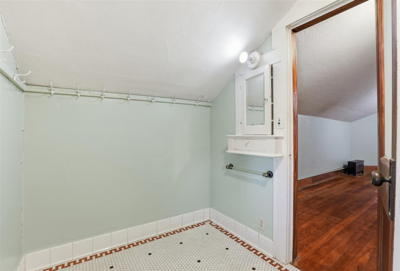 4 Bedrooms Bedrooms, 0 ,2 BathroomsBathrooms,Residential,Single Family,10th,1.5,133316