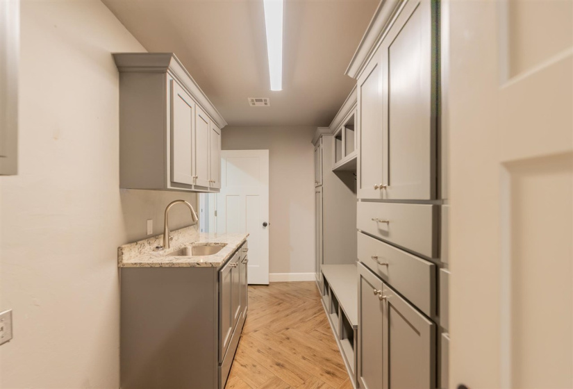 4 Bedrooms Bedrooms, 0 ,2 BathroomsBathrooms,Residential,Single Family,68th,1.5,133321