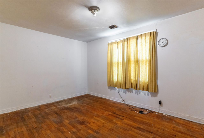 4 Bedrooms Bedrooms, 0 ,1 BathroomBathrooms,Residential,Single Family,10th,1.5,131732