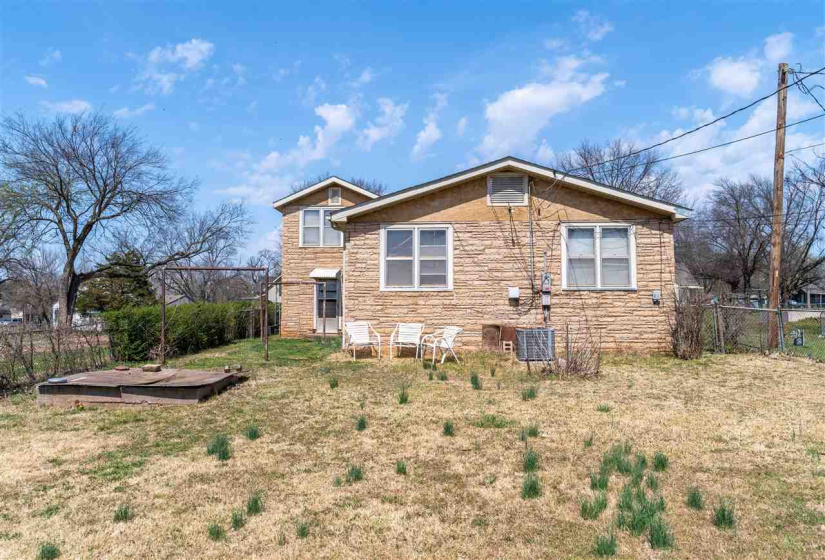 4 Bedrooms Bedrooms, 0 ,1 BathroomBathrooms,Residential,Single Family,10th,1.5,131732