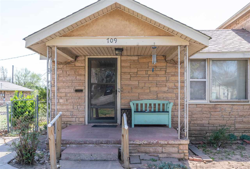 4 Bedrooms Bedrooms, 0 ,1 BathroomBathrooms,Residential,Single Family,10th,1.5,131732