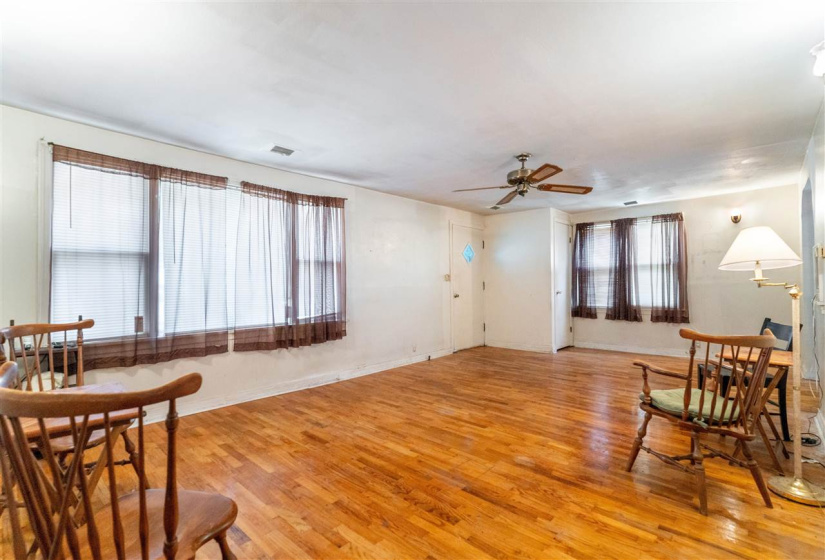 4 Bedrooms Bedrooms, 0 ,1 BathroomBathrooms,Residential,Single Family,10th,1.5,131732