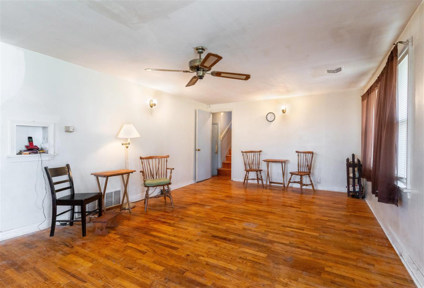 4 Bedrooms Bedrooms, 0 ,1 BathroomBathrooms,Residential,Single Family,10th,1.5,131732