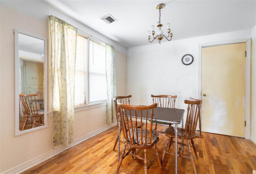 4 Bedrooms Bedrooms, 0 ,1 BathroomBathrooms,Residential,Single Family,10th,1.5,131732