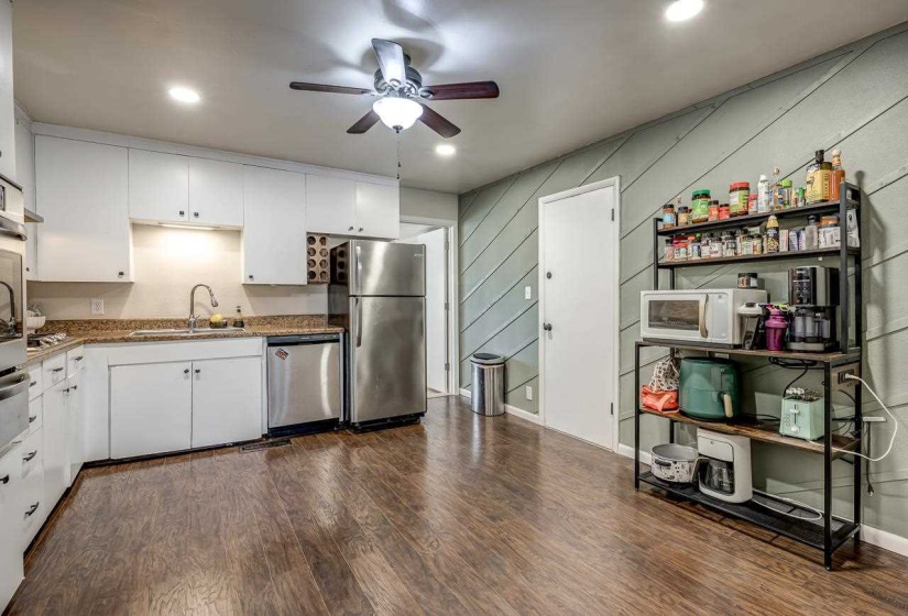 3 Bedrooms Bedrooms, 0 ,1 BathroomBathrooms,Residential,Single Family,Holly St,1,133352