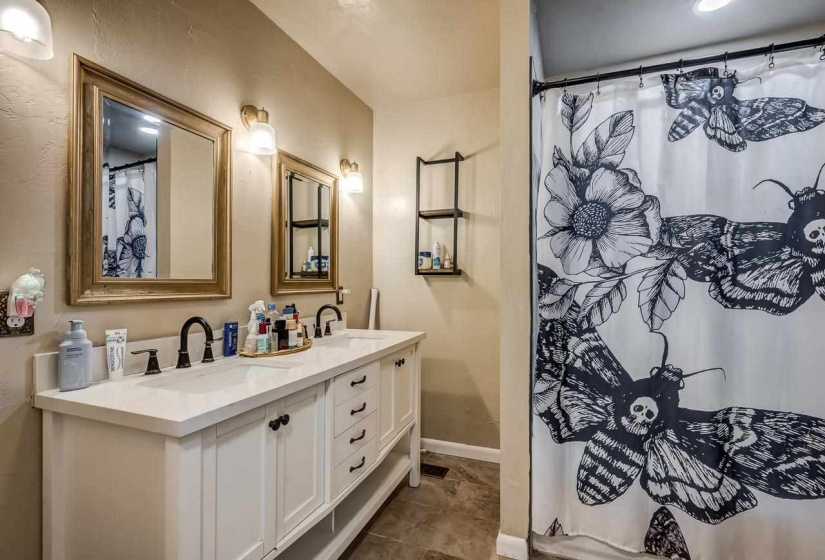 3 Bedrooms Bedrooms, 0 ,1 BathroomBathrooms,Residential,Single Family,Holly St,1,133352