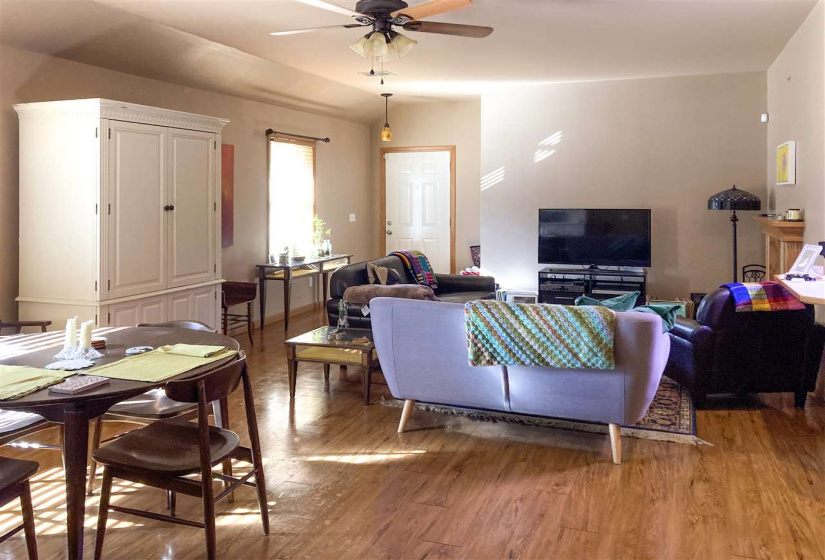 3 Bedrooms Bedrooms, 0 ,2 BathroomsBathrooms,Residential,Single Family,Devin Lea,1,133366