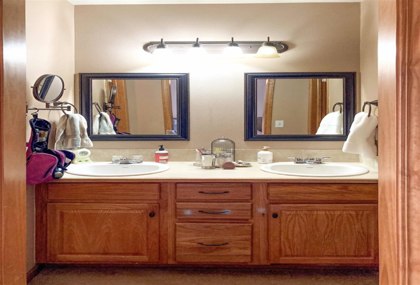 3 Bedrooms Bedrooms, 0 ,2 BathroomsBathrooms,Residential,Single Family,Devin Lea,1,133366