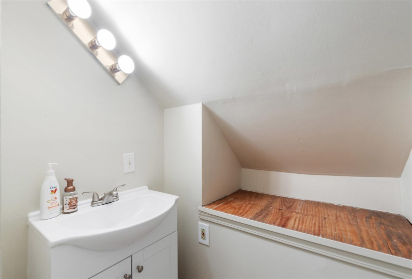 4 Bedrooms Bedrooms, 0 ,2 BathroomsBathrooms,Residential,Single Family,Lowry,1.5,133384