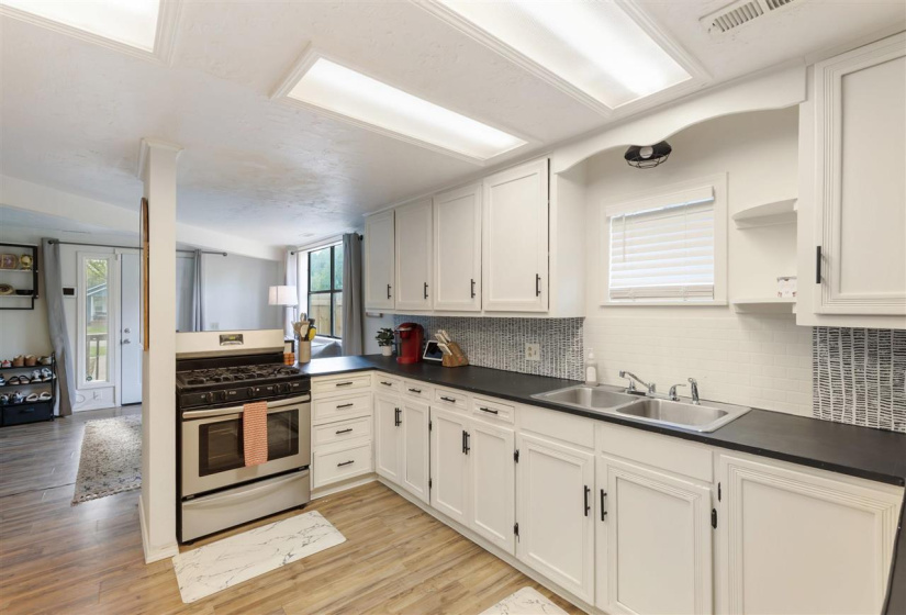 4 Bedrooms Bedrooms, 0 ,2 BathroomsBathrooms,Residential,Single Family,Lowry,1.5,133384