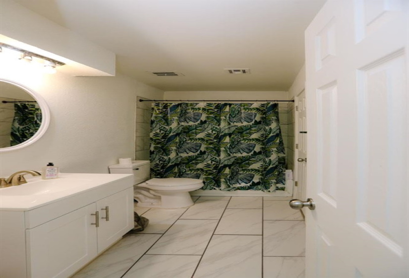 0 , 0 ,1 BathroomBathrooms,Multi-family,Duplex,Hartford,1,133498