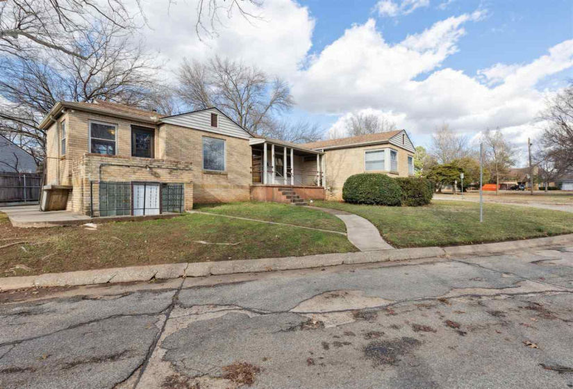 3 Bedrooms Bedrooms, 0 ,2 BathroomsBathrooms,Residential,Single Family,Arrowhead,1.5,133501