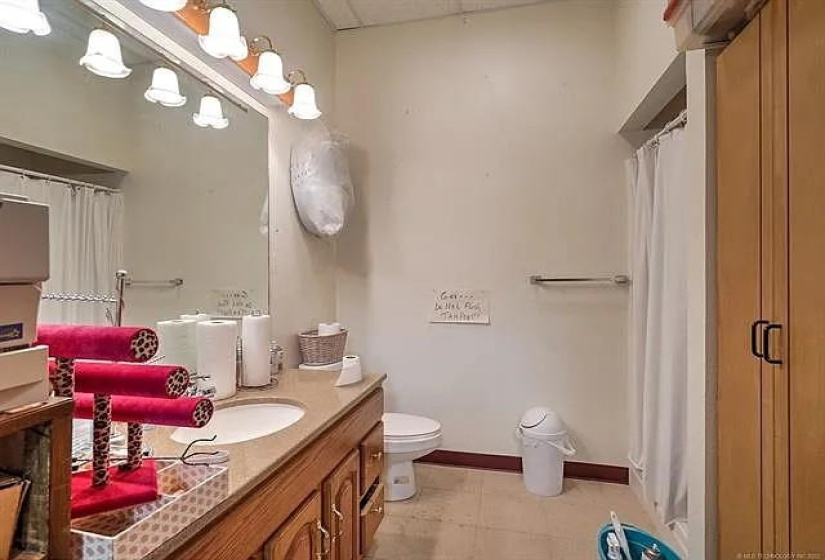0 ,6 BathroomsBathrooms,Commercial/industrial,Commercial,Broadway,1,133515